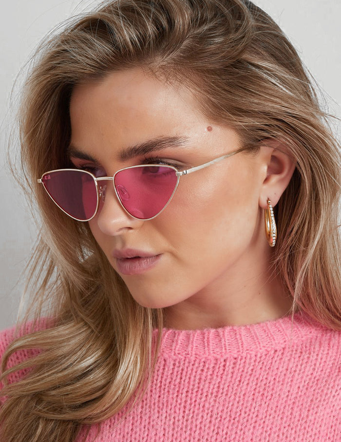 Cat-Eye Sonnenbrille mit pinken Gläsern und Silberrahmen
