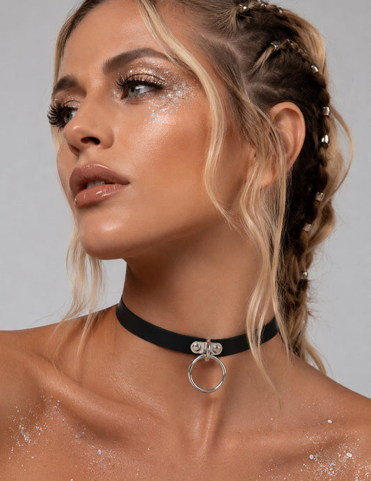 Schwarzer Choker mit Silberring
