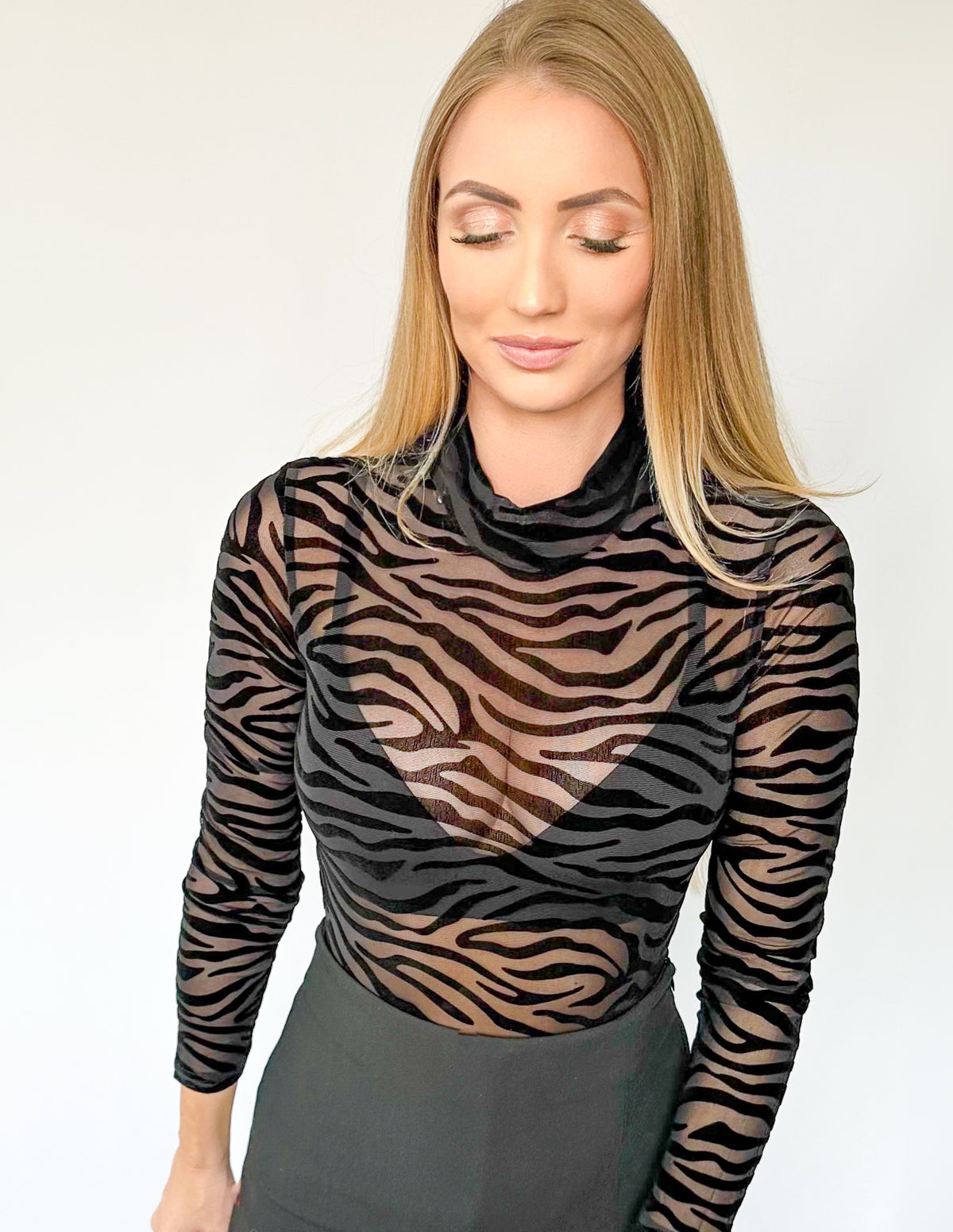 Transparenter Body mit Streifen